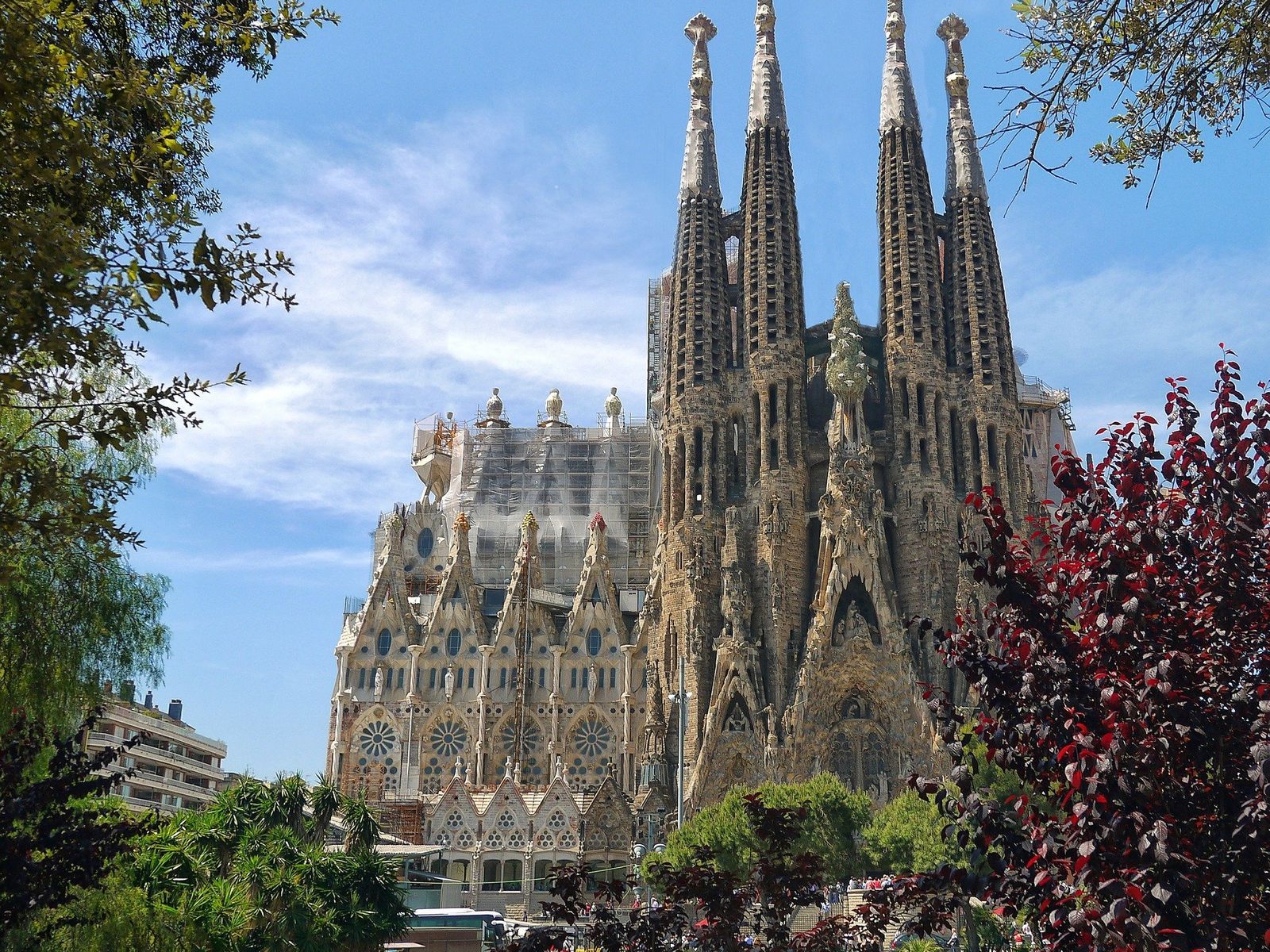 Virtual Tour of Gaudi’s Barcelona, Sagrada Família full building portrait